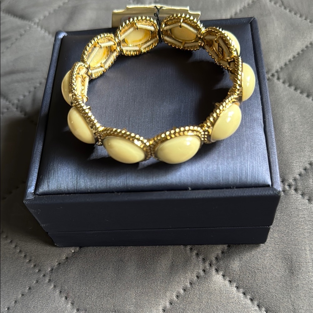 🥰Elegant Monet Cream and Gold Bracelet